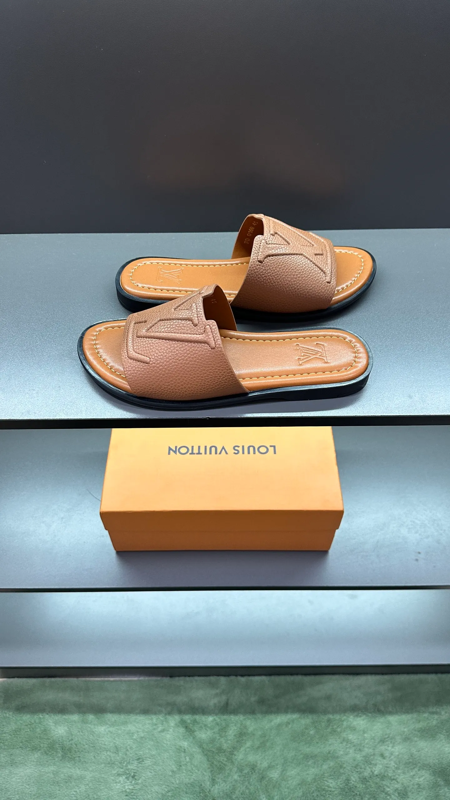 P280 🔍Top purchasing agent LV men's spring and summer slippers counter synchronized. The uppers are made of cowhide fabric imported from Italy, with logo graphics and high-quality craftsmanship. The soles are: original soles specially provided by the original factory. Exclusive molded soles are super comfortable. Original factory follow-up orders. 🔍🔍High quality. You can enter and exit the counter at will. Welcome to compare. Size 38-45